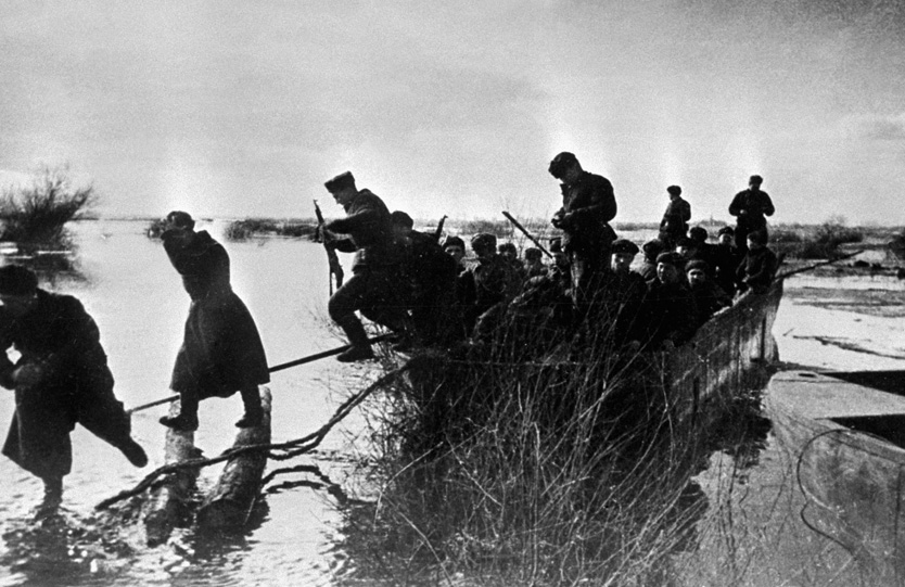 Советские бойцы высаживаются с десантной лодки в ходе Висло-Одерской операции 