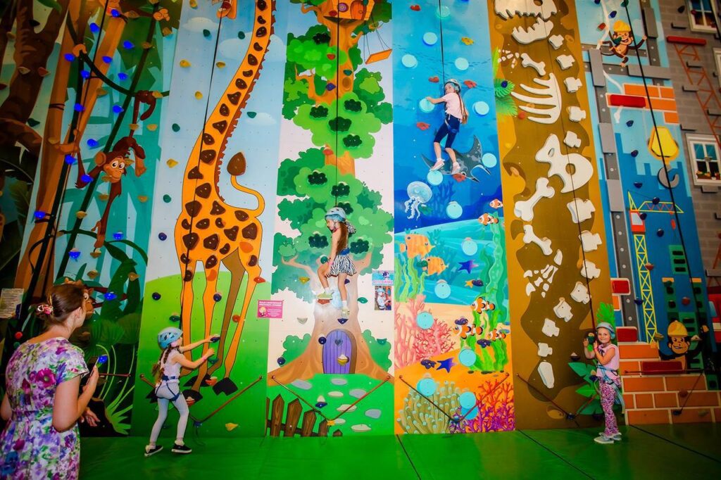 Семейный парк развлечений со скалодромом Monkey Park