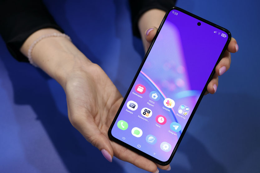 Rosa Mobile — система основана на Linux, полностью независима, но при этом поддерживает приложения, разработанные для Android