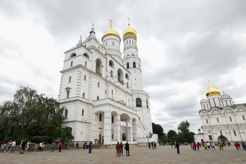 На Соборной площади в летнее время каждую субботу проходит церемония конного и пешего развода Президентского полка