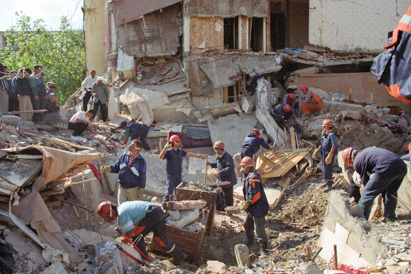 Разбор завалов после теракта в Буйнакске, 1999 год