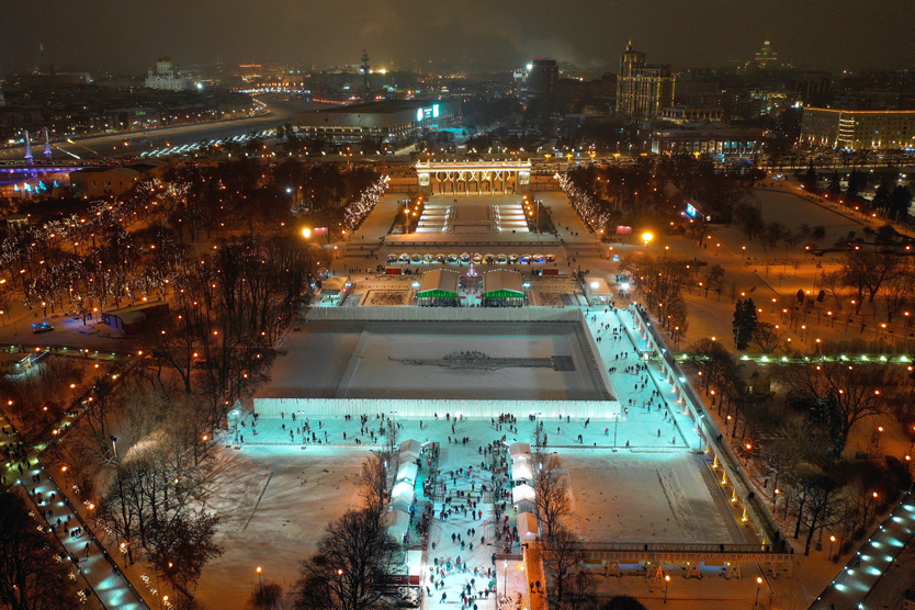 лучшие открытые катки Москвы: каток в Парке Горького, один из крупнейших в Европе