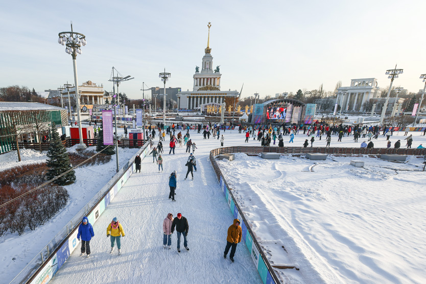  лучшие открытые катки Москвы: каток на ВДНХ, на котором лед заливают прямо по дорожкам