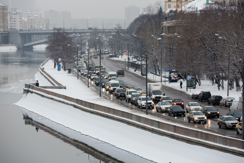 Машины зимой в Москве