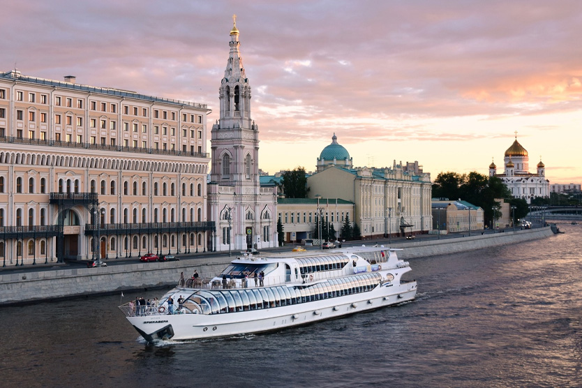 Куда можно сходить на свидание в Москве: речная прогулка на теплоходе