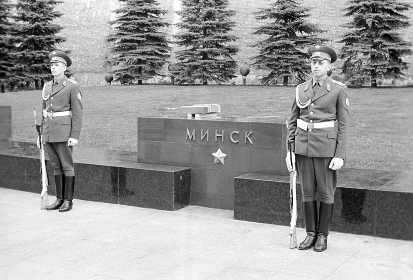 тумбы с капсулами из городов-героев