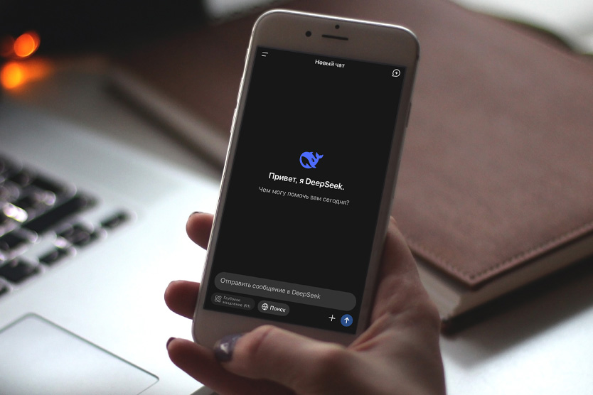 Как пользоваться нейросетью DeepSeek в России: зайти на официальный сайт или скачать мобильное приложение и нажать кнопку Start Now. Регистрация в России доступна только через электронную почту