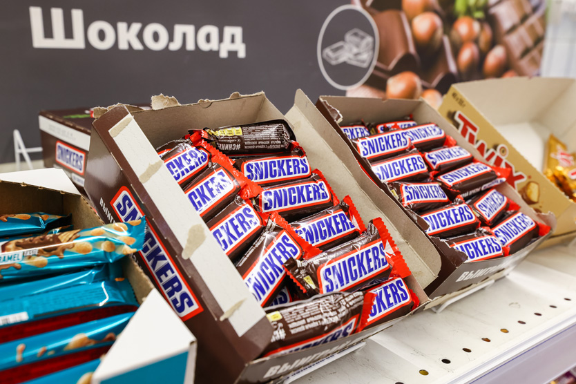 Сникерс батончик