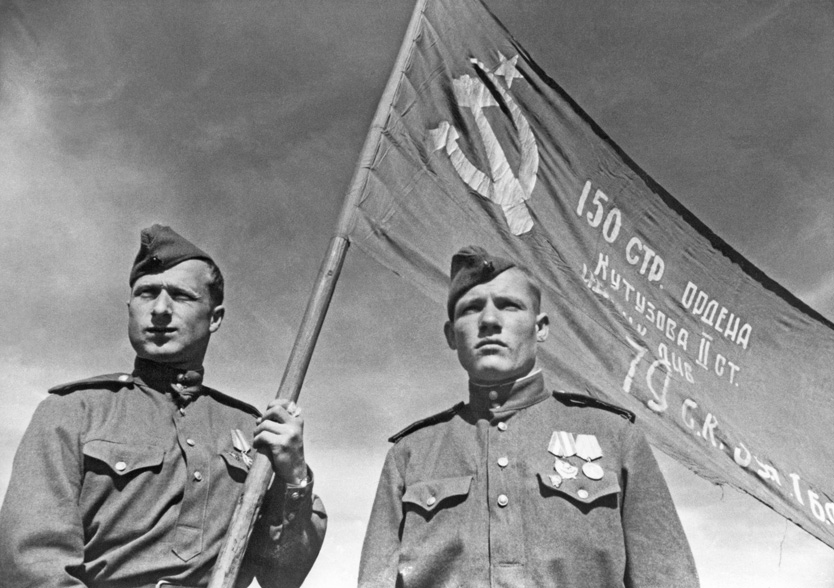 Мелитон Кантария и Михаил Егоров со знаменем 150-й стрелковой дивизии