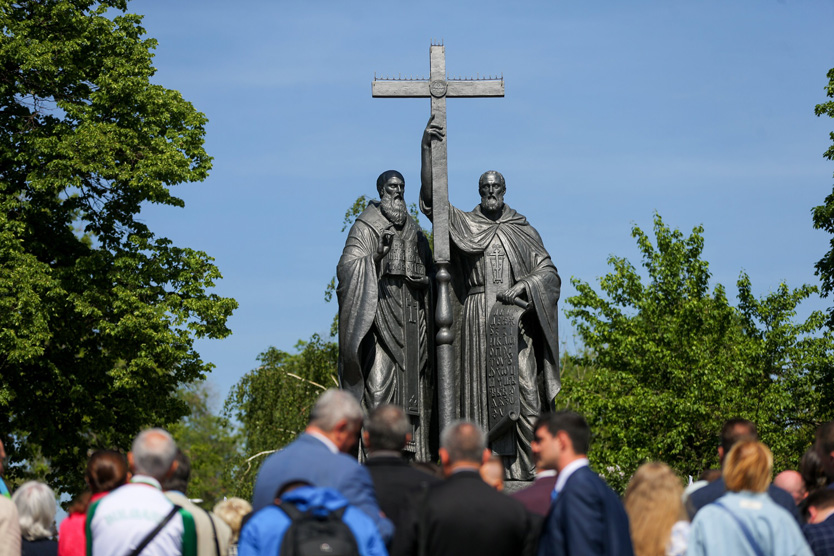 Памятник Святым равноапостольным Кириллу и Мефодию на Славянской площади в Москве