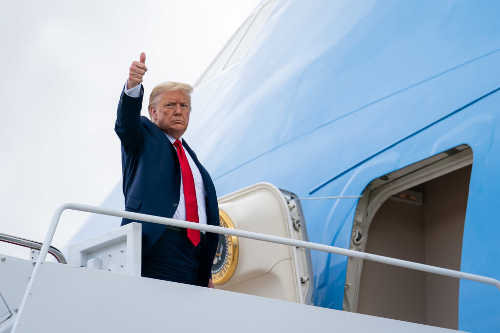 Трамп в самолете
