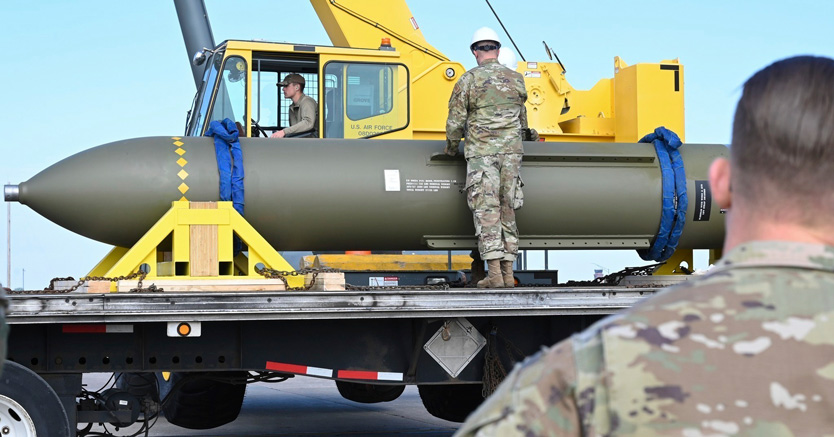 Противобункерная бомба GBU-57 во время транспортировки