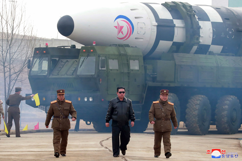 Лидер КНДР Ким Чен Ын на фоне баллистической ракеты Hwasong-17