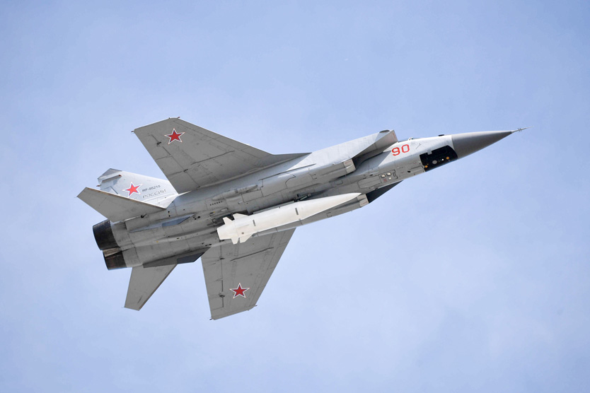Истребитель МиГ-31К с гиперзвуковой ракетой «Кинжал»