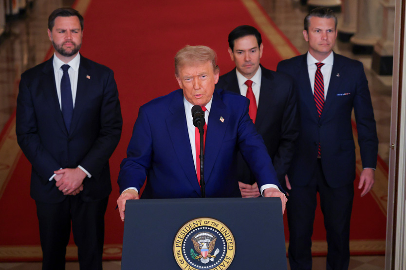 Дональд Трамп выступает с обращением к нации в окружении членов администрации