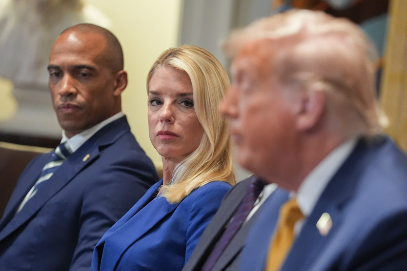 Дональд Трамп и Пэм Бонди на брифинге