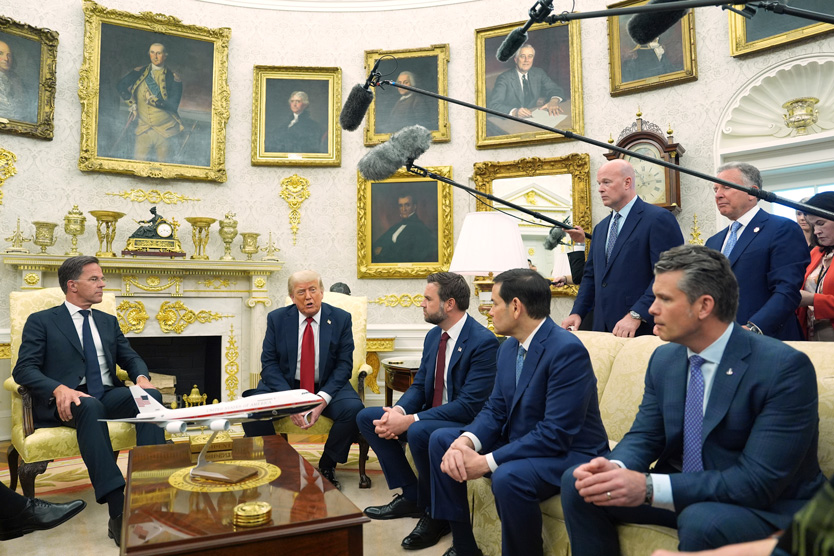 Президент США Дональд Трамп в сопровождении вице-президента Дж. Д. Вэнса, госсекретаря Марко Рубио и министра обороны Пита Хегсета встречается с генеральным секретарем НАТО Марком Рютте