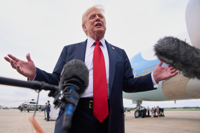 Дональд Трамп у борта самолета