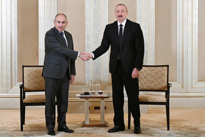 Президент Азербайджана Ильхам Алиев и премьер-министр Армении Никол Пашинян перед началом переговоров в Абу-Даби, 10 июля 2025 