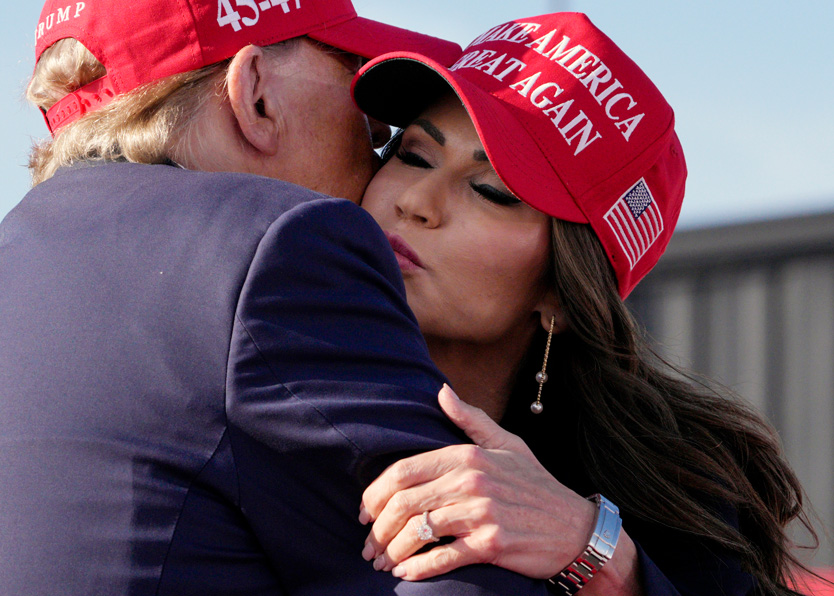Кристи Ноэм и Дональд Трамп