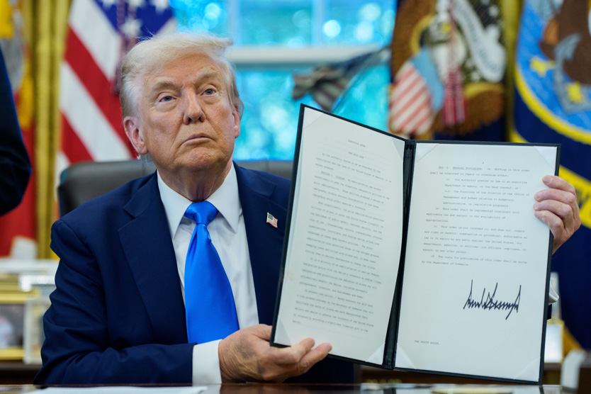 Дональд Трамп подписывает указ о рабочих визах