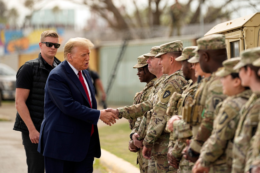 Дональд Трамп встречается с американскими военными