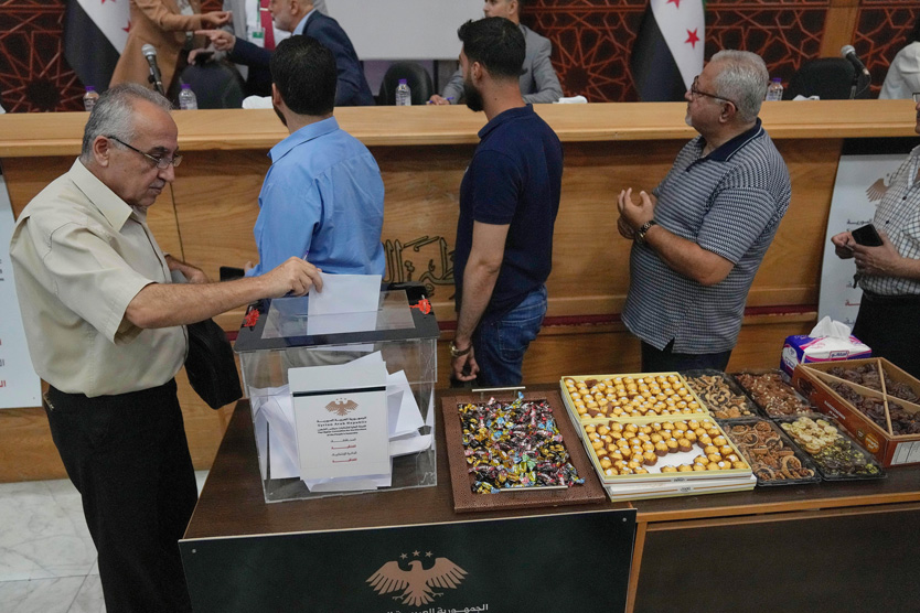 Члены сирийской коллегии выборщиков голосуют во время парламентских выборов 5 октября