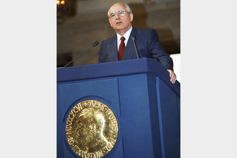 Горбачев получает Нобелевскую премию мира