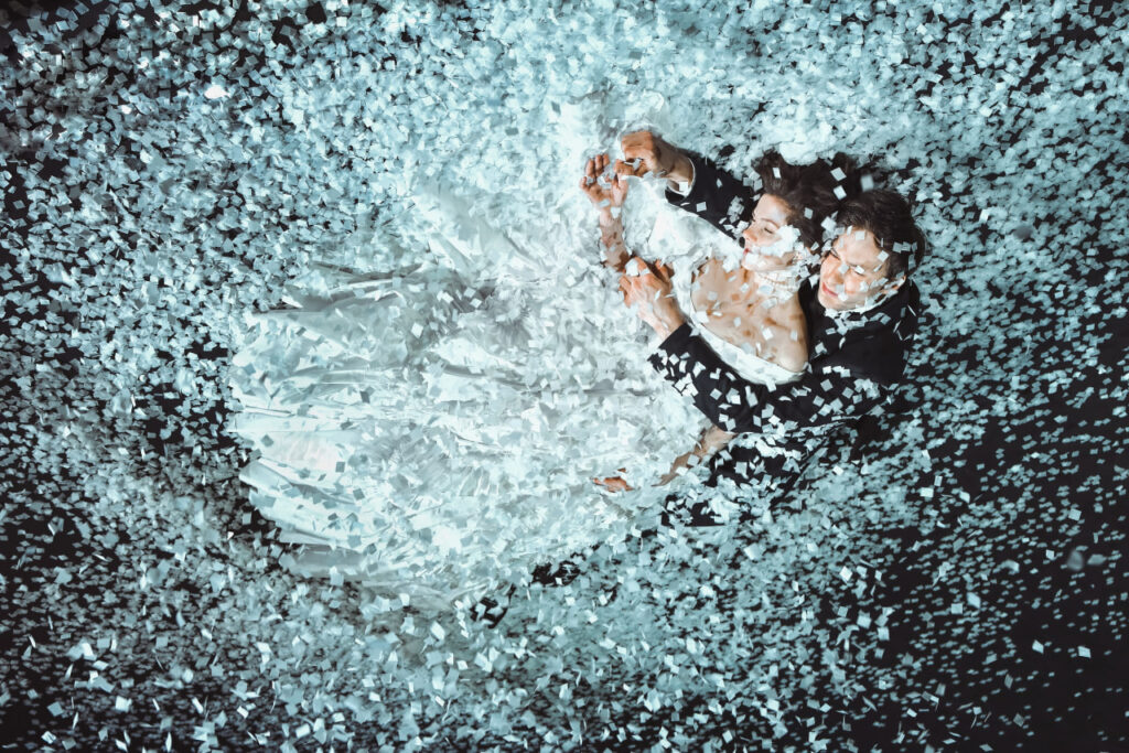 СНЕГ ИЗ НАРЕЗАННОЙ БЕЛОЙ БУМАГИ. В МАЛОМ ТЕАТРЕ СТАВЯТ «АННУ КАРЕНИНУ»