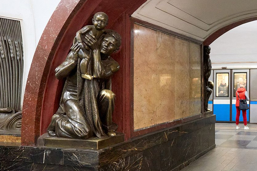 Скульптура мужчины и ребенка