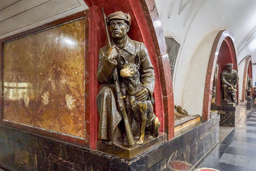 Скульптура собаки на Площади Революции