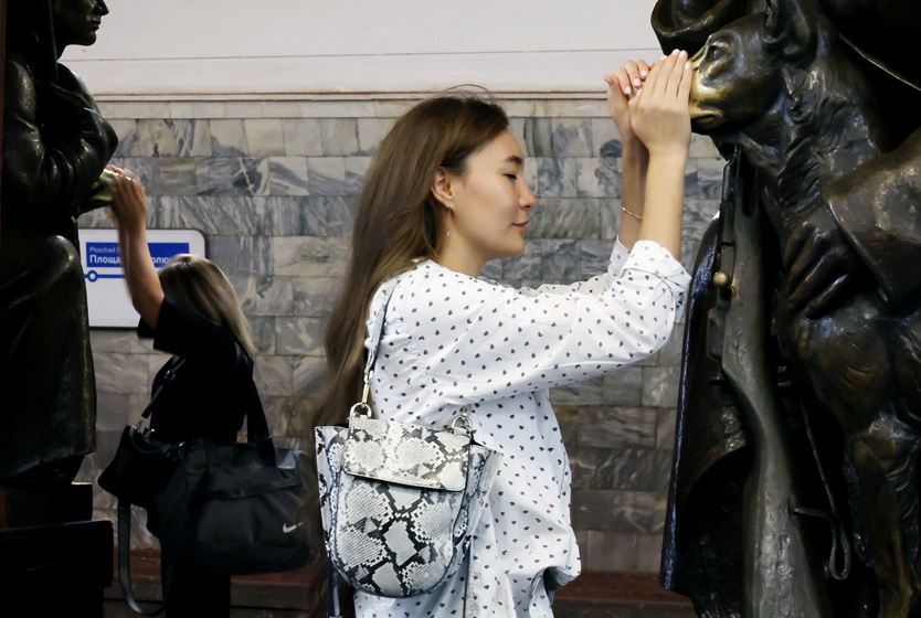 Скульптура собаки на Площади Революции