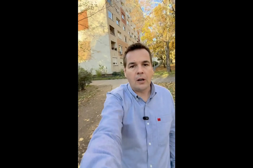 Балаж Немет у дома одного из сторонников партии «Тиса»