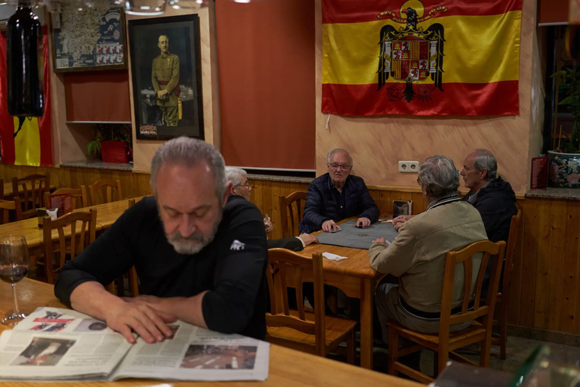 Бар в Испании с фотографиями Франко