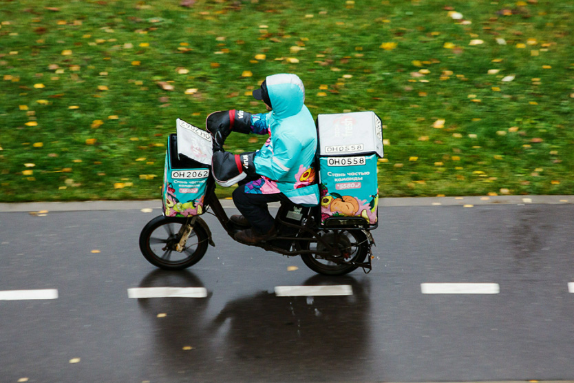 Основной транспорт курьера - электровелосипед