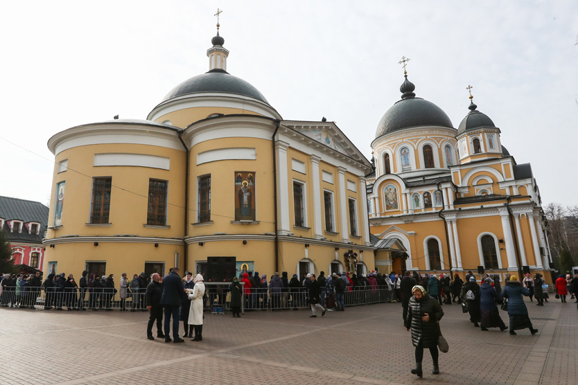 Очередь паломников к мощам Матронушки