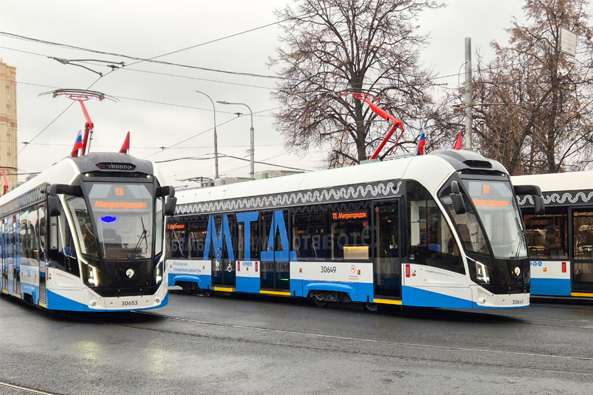 Трамваи маршрута Т1 на кольце у ст. м. Университет