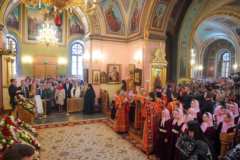 Внутри Покровского собора у раки святой Матроны