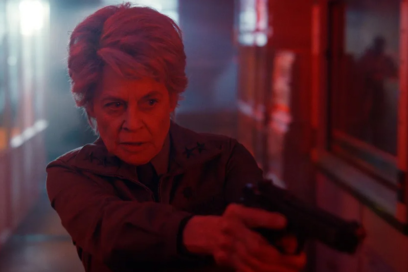 Линда Хэмилтон в сериале «Очень странные дела»