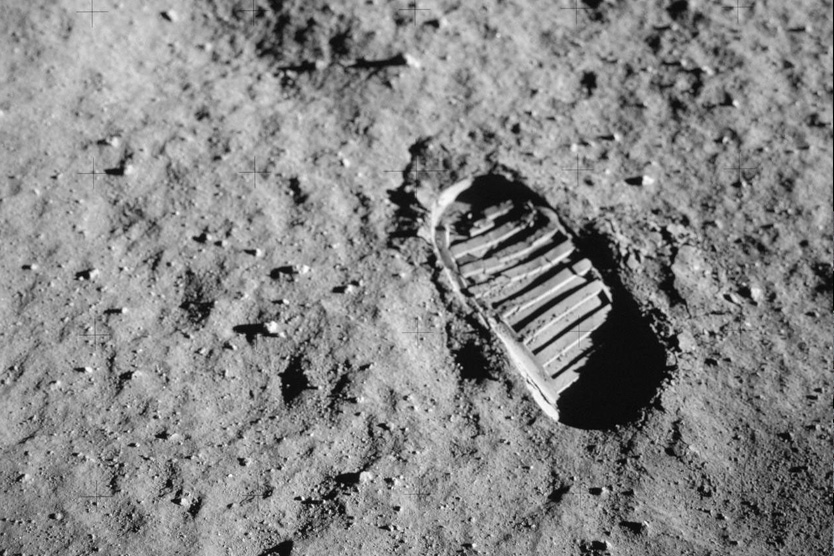 След от подошвы астронавтов на Луне