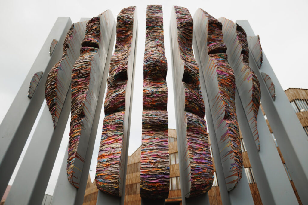 Скульптура «Размышление о происхождении человека»