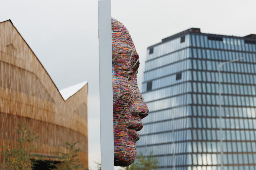 Скульптура «Размышление о происхождении человека»