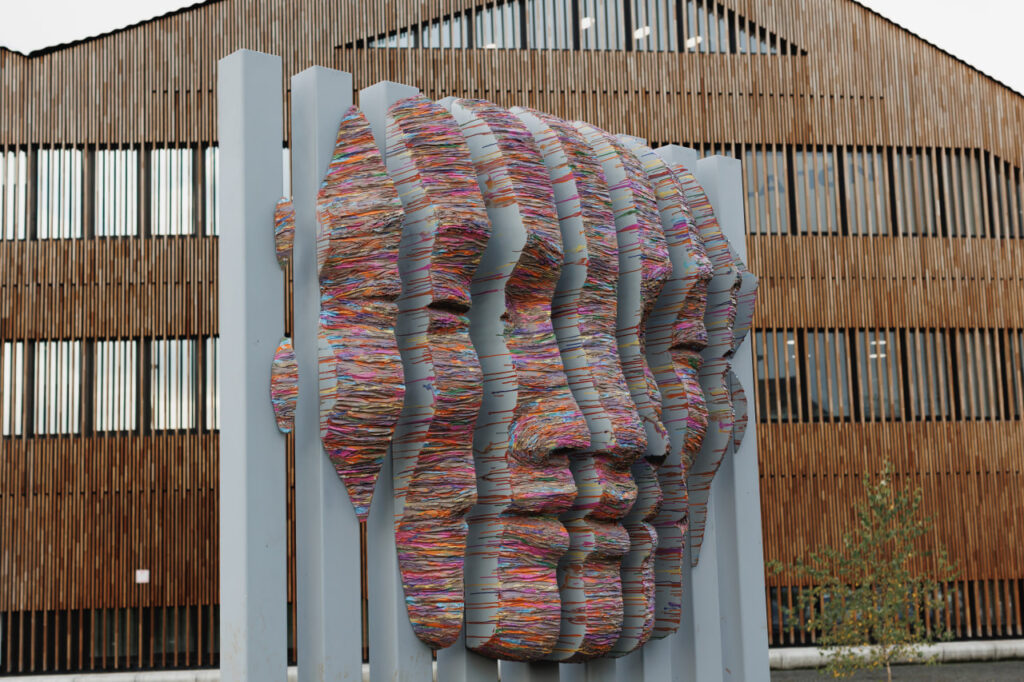 Скульптура «Размышление о происхождении человека»