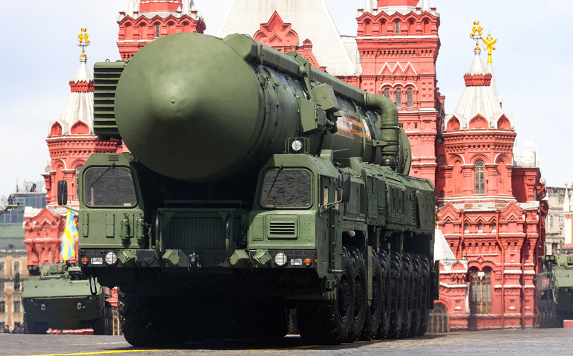 Российский межконтинентальный баллистический ракетный комплекс «Ярс» на Параде Победы в Москве