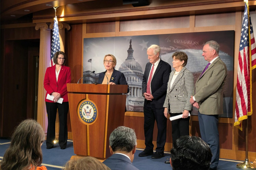 Сенатор Мэгги Хассан выступает на пресс-конференции с другими демократами в Сенате, проголосовавшими за восстановление государственного финансирования