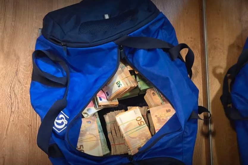 Найденные во время обысков сумки с валютой