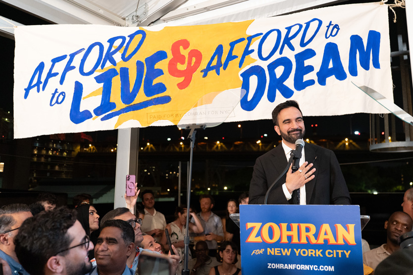 Зохран Мамдани на митинге
Фото: Derek French / Keystone Press Agency / Global Look Press