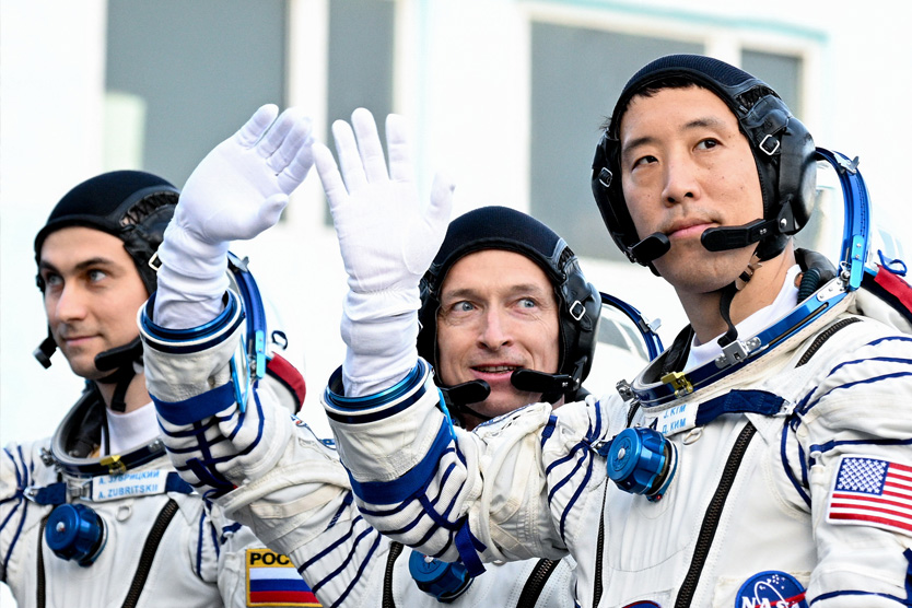 Космонавты