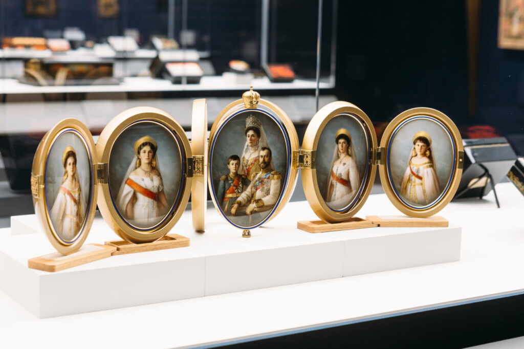 Холуйская художественная фабрика лаковой миниатюры Кузнецов Дмитрий Евгеньевич 