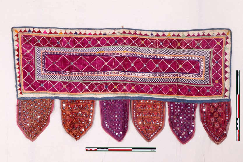 Торан - украшение для входа в дом. Индия, Гуджарат, Саураштра, XX век. Хлопковая ткань, зеркальные вставки, шелк, шитье, вышивка шелковыми нитями